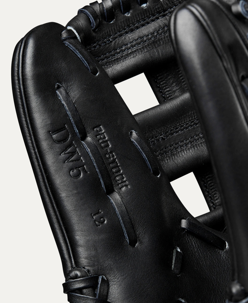 Wilson A2000 DW5 GD SERIES BLACK 12-Inch Infield Baseball Glove, Right Hand Throw
